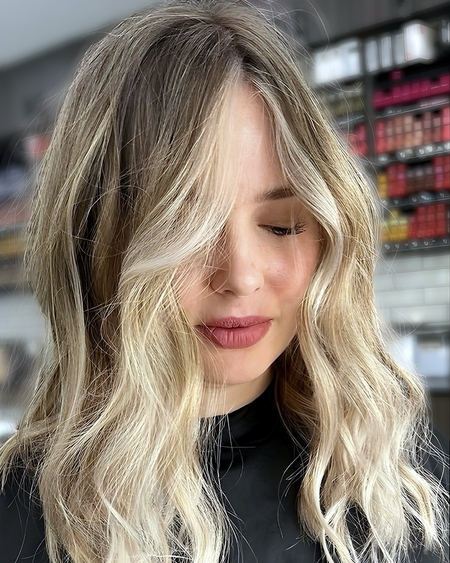 Blonde lob cut with a soft bend and a glossy finish